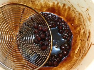 18、黑糖珍珠奶盖奶茶,拌匀变色就可以了。