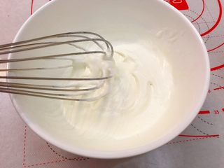 19、黑糖珍珠奶盖奶茶,把淡奶油中加入少许盐后，打发一下，泡沫状就可以了。