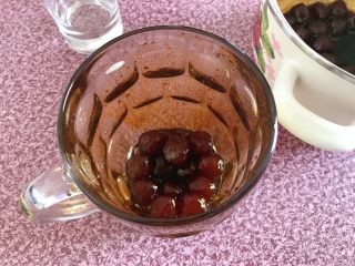 20、黑糖珍珠奶盖奶茶,取珍珠放在杯中，杯身里抹上糖浆。备着。