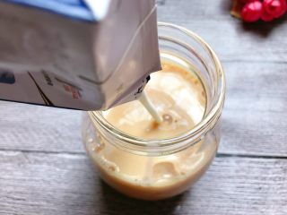 22、黑糖珍珠奶盖奶茶,牛奶倒至茶中。