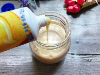 23、黑糖珍珠奶盖奶茶,挤入炼乳，拌匀。