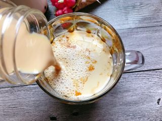 24、黑糖珍珠奶盖奶茶,把制好的奶茶倒入珍珠杯中。