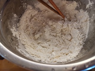 2、妈妈味道，鸡蛋面疙瘩汤,一点一点往里加水