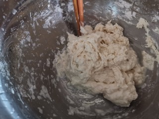 3、妈妈味道，鸡蛋面疙瘩汤,水有点多了，再加点面粉，静置十分钟醒面