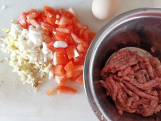 5、妈妈味道，鸡蛋面疙瘩汤,姜蒜西红柿切丁，土猪肉搅拌机搅碎，用料酒胡椒粉腌制