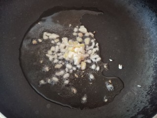 7、妈妈味道，鸡蛋面疙瘩汤,锅中热油，加入姜蒜爆香