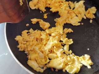 9、妈妈味道，鸡蛋面疙瘩汤,用锅铲打碎