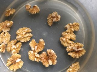 2、蔬果糊-9,用清水浸一下核桃