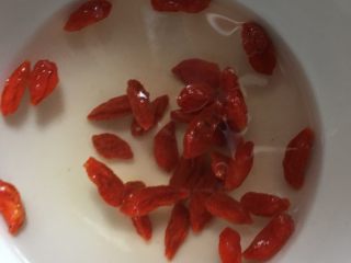 3、蔬果糊-9,把枸籽用水浸一下