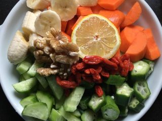 4、蔬果糊-9,把食材切成小塊