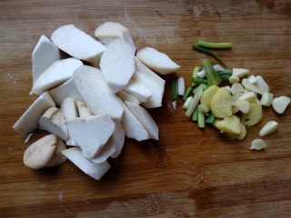 4、菌茹烩豆腐,杏鲍菇切滚刀块式片状，葱姜蒜切片。