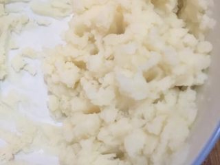 3、高汤土豆泥,如图用勺子碾压成泥，加入高汤，少量胡椒粉，加入少许盐搅拌均匀（注意汤要一点一点加）