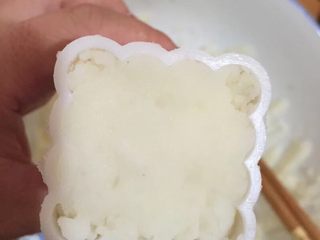 4、高汤土豆泥,如图现在就可以吃了哦，装入模具做成不同形状更佳哦。