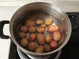 1、香煎小土豆,小土豆洗净，加水煮10分钟左右