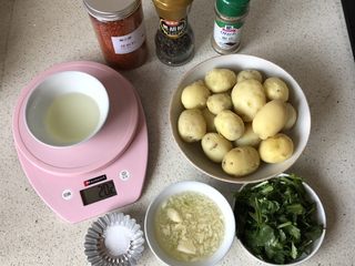 3、香煎小土豆,土豆剥皮，其他材料备好