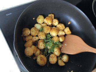 5、香煎小土豆,撒一点香菜末即可开吃