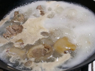 1、番茄牛尾汤,锅内倒清水烧开，牛尾沸水下锅加料酒去腥，水沸后捞出牛尾沥干水