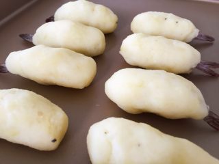 7、鲜虾可乐饼,然后慢慢把土豆泥包起来，尽量包完全，最好保持厚度大概一致。小芽因为赶时间，最后没有太好去整形，看上去直接就变成一个一个很可耐的海豚宝宝了