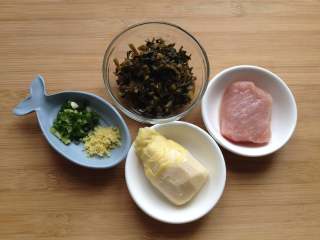 1、片儿川,备好所需食材,先把雪里蕻切碎