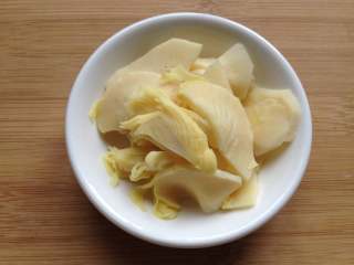 3、片儿川,冬笋切片后用开水焯一下