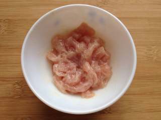 4、片儿川,里脊肉切片,用盐、白胡椒粉、玉米淀粉,再加点冷水拌匀备用