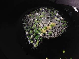 5、片儿川,锅中放入猪油(如果介意,可以放其它植物油),开中小火爆香葱花、姜末