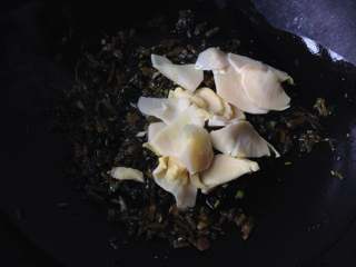 6、片儿川,放入冬笋片炒匀