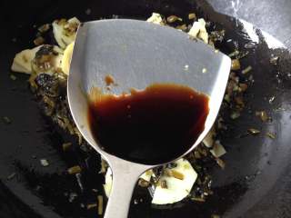 7、片儿川,倒入生抽和老抽翻炒片刻