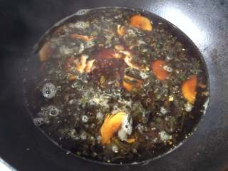 8、片儿川,倒入半锅热水,盖上盖,开锅后煮5分钟