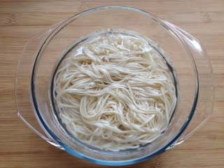 9、片儿川,面条煮到9成熟捞出浸入凉水中