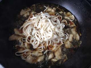 11、片儿川,最后把冷水中的面条捞出,放进锅中再次煮开即可