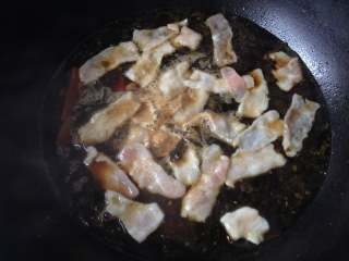 10、片儿川,放入肉片大火煮至开锅(这时可以尝尝,如果淡了可以加点盐)