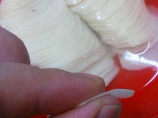 2、李师傅 自制薯片,切成薄厚均匀的薄片 (刀一定要锋利 刀工很重要哦)泡水中 泡至土豆片上翘 捞出控干水分