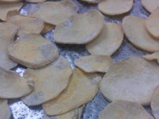 4、李师傅 自制薯片,土豆片烤一面后反过来烤另一面 (温度不能过高不能烤糊) 等烤干水分后 土豆入盆里拍裹一层吉士粉要均匀 再次入烤盘烤 烤好一面再烤土豆片另一面