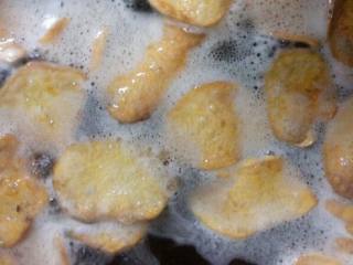 5、李师傅 自制薯片,烤好后 入炸炉(油锅)温度在155°左右先拣出厚一点的土豆片炸 后下入薄的炸 油温不能太高