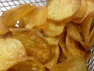 6、李师傅 自制薯片,炸金黄色无起泡冒出捞出控油 (炸时尽量都分几次 防止土豆粘在一起)