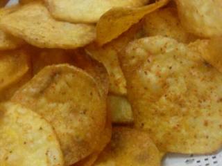 7、李师傅 自制薯片,原味薯片 大功告成! (可以撒上 :椒盐粉,烧烤粉,蒜香粉 ,麻辣粉 等口味调味粉任你喜好选择)