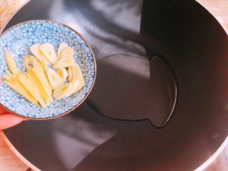 1、好吃的焖面,锅中倒油，加入姜丝蒜片
