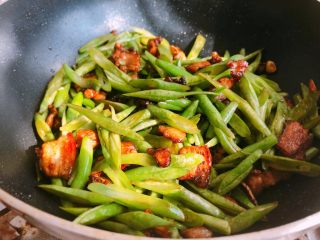 7、好吃的焖面,翻炒均匀