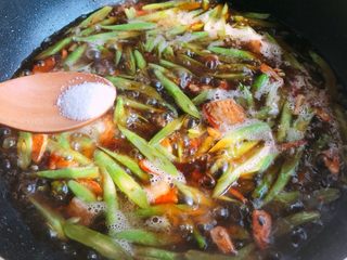 9、好吃的焖面,加盐调味