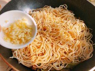 14、好吃的焖面,出锅前，将蒜末倒入