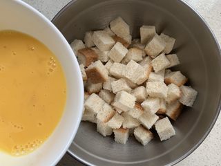 3、香烤吐司丁,倒入打散的蛋液