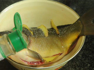 5、紫苏蒸桂鱼,撒入花椒粉