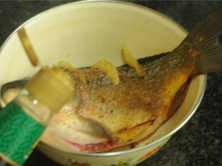 7、紫苏蒸桂鱼,加入少许蒸鱼豉油