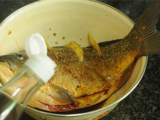 8、紫苏蒸桂鱼,加入几滴料酒及盐，揉匀