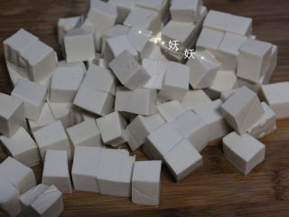 2、孜然小葱煎豆腐,切成小块状。
