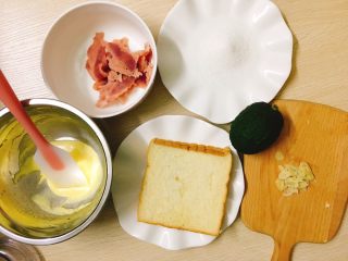 1、卡小姐的甜点-牛油果培根沙拉,准备好所有的材料,图中没有可可粉跟沙拉酱的,大家自己准备好啦