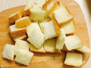 2、卡小姐的甜点-牛油果培根沙拉,把吐司切成小块