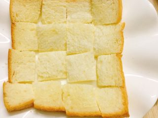 3、卡小姐的甜点-牛油果培根沙拉,然后放回盘里