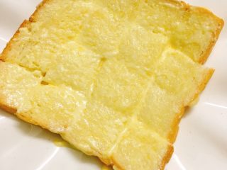 4、卡小姐的甜点-牛油果培根沙拉,淡奶油、黄油、奶酪混合隔水溶化后均匀的涂在吐司面上